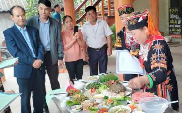 Các học viên xã Bạch Hà đang trình bày mâm cỗ đặc sản địa phương.