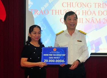 Đồng chí Nguyễn Hùng Sơn – Phó cục trưởng Cục Thuế tỉnh Yên Bái trao giải Nhất “Hóa đơn may mắn” quý III/2023.