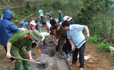 Lãnh đạo xã và lực lượng công an cùng nhân dân tham gia xây dựng đường giao thông nông thôn tại xã Trạm Tấu, huyện Trạm Tấu.