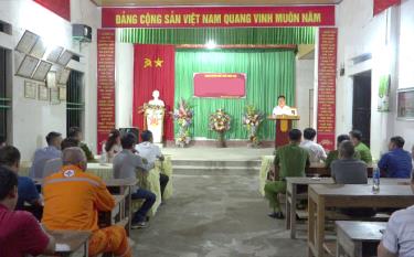 Lãnh đạo Đảng ủy thị trấn Nông trường Trần Phú, huyện Văn Chấn tham dự sinh hoạt chi bộ định kỳ tại tổ dân phố Trung Tâm.