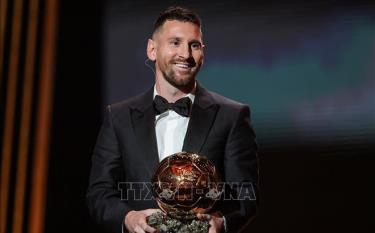 Siêu sao bóng đá người Argentina Lionel Messi được trao danh hiệu Quả bóng Vàng 2023, tại Paris, Pháp, ngày 30/10/2023. Ảnh tư liệu