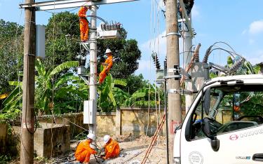 Công nhân Công ty Điện lực Yên Bái thường xuyên kiểm tra lưới điện, bảo dưỡng trạm biến áp nhằm phát hiện sớm những khiếm khuyết, tồn tại trên hệ thống để kịp thời, ngăn ngừa sự cố lưới điện.