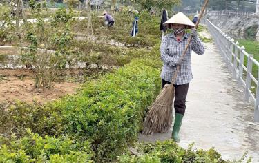 Phụ nữ xã Minh Quán, huyện Trấn Yên thực hiện vệ sinh môi trường tại khu dân cư.