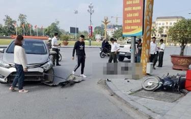 Hiện trường một vụ tai nạn giao thông liên quan đến người giao hàng.