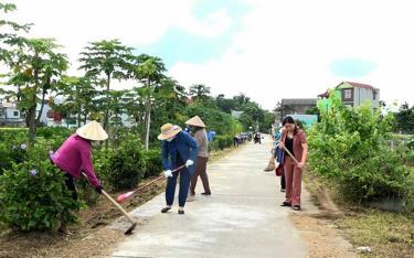 Các cấp hội phụ nữ thành phố thường xuyên duy trì hoạt động vệ sinh môi trường, giữ gìn đường làng, ngõ xóm sáng - xanh - sạch - đẹp.