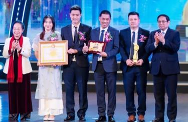 Thủ tướng Phạm Minh Chính và ngudafabet Phó chủ tịch nước Nguyễn Thị Doan trao giải Nhất lĩnh vực Công nghệ số cho các tác giả