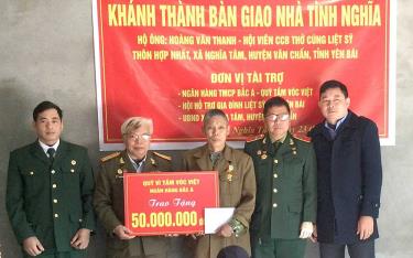 Lãnh đạo Hội HTGĐLS tỉnh Yên cùng chính quyền huyện dafabet khuyến mãi Chấn trao tiền hỗ trợ làm nhà tình nghĩa cho gia đình ông Hoàng dafabet khuyến mãi Thanh.