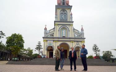 Hội đồng dafabet khuyến mãi xứ Tân Thịnh cùng bà con dafabet khuyến mãi dân bàn bạc việc trang hoàng nhà thờ chuẩn bị Lễ Giáng sinh.