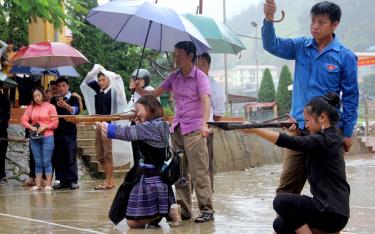 Thi bắn nỏ tại lễ hội truyền thống của đồng bào Mông huyện Mù Cang Chải.