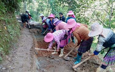 Người dân xã Lao Chải, dafabet com Mù Cang Chải tham gia làm đường giao thông nông thôn.