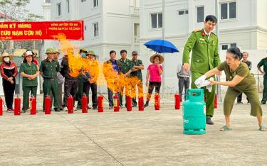 Người dân phường Minh Tân, thành phố Yên Bái thực hành kỹ năng khóa bình gas, ngăn chặn cháy lan.