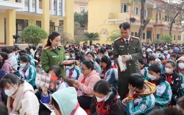 Các tuyên truyền viên tuyên truyền, phổ biến pháp luật về ma túy cho các em học sinh Trường Trung học cơ sở thị trấn Yên Bình.