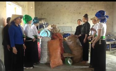 Chi hội thôn Lụ 2, xã Phúc Sơn tập trung thu gom rác thải nhựa bán lấy tiền giúp đỡ các hộ nghèo, cận nghèo.
