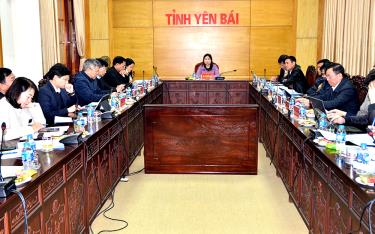 Đồng chí Vũ Thị Hiền Hạnh - Phó Chủ tịch UBND tỉnh cùng lãnh đạo một số sở, ngành tham dự Hội nghị trực tuyến tại điểm cầu tỉnh Yên Bái.
