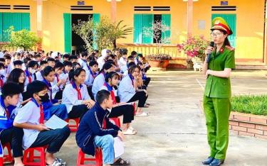 Cán bộ Công an huyện Văn Yên tuyên truyền, phổ biến, giáo dục pháp luật cho học sinh Trường Tiểu học và THCS xã Đông Cuông.