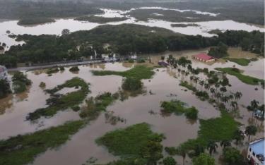 Thị trấn Rantau Panjang thuộc bang Kelantan (Malaysia) chìm trong biển nước. Ảnh: South China Morning Post