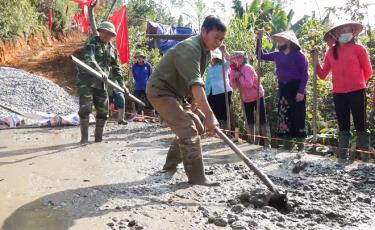 Nhân dân xã Thượng Bằng La, huyện Văn Chấn bê tông hóa đường giao thông nông thôn.