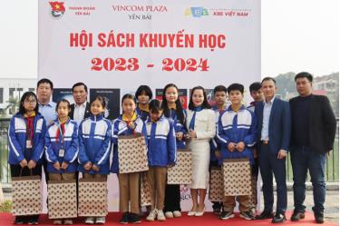 Các em học sinh có hoàn cảnh khó khăn trên địa bàn thành phố Yên Bái được nhận quà tại Triển lãm “Hội sách khuyến học”