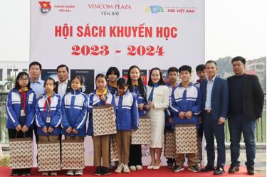 Các em học sinh có hoàn cảnh khó khăn trên địa bàn thành phố Yên Bái được nhận quà tại Triển lãm “Hội sách khuyến học”