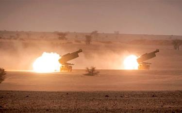 Hệ thống tên lửa pháo binh cơ động cao (HIMARS) của Mỹ khai hỏa trong một cuộc tập trận.