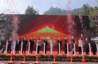 Các đại biểu của 2 chính quyền (Việt Nam - Trung Quốc) ấn nút thực hiện nghi lễ nâng cấp cặp cửa khẩu Quốc tế Trà Lĩnh - Long Bang.
