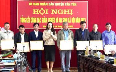 Lãnh đạo huyên Văn Yên khen thưởng các tập thể, cá nhân có thành tích xuất sắc trong thực hiện công tác giảm nghèo và an sinh xã hội năm 2023.