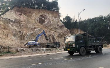 Một công trình san gạt mặt bằng ở phường Yên Ninh, thành phố Yên Bái không tuân thủ các quy trình, quy phạm, gây ô nhiễm môi trường.