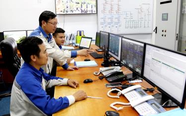 Lãnh đạo Công ty cổ phần Thủy điện Văn Chấn kiểm tra tổ trực máy.