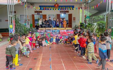 Đoàn Thanh niên Sở Thông tin và Truyền thông cùng các đơn vị đồng hành, tài trợ trao quà cho trẻ em xã Suối Bu, huyện Văn Chấn.