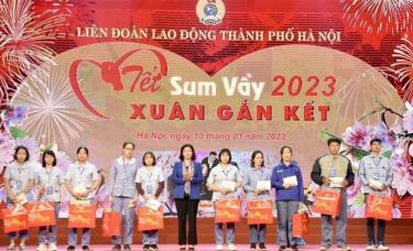 Chương trình “Tết sum vầy” năm 2023 hỗ trợ người lao động của Liên đoàn Lao động thành phố Hà Nội.