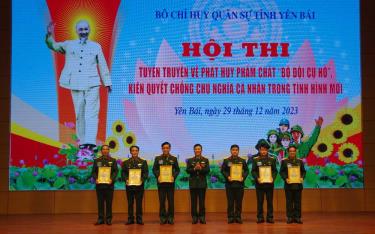 Đại tá Trần Văn Điệp - Phó Chính ủy Bộ CHQS tỉnh, Trưởng ban Tổ chức Hội thi trao giải cho các đội có thành tích xuất sắc trong hội thi.