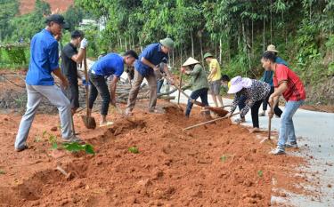 Nhân dân xã Đại Sơn xây dựng đường giao thông nông thôn.