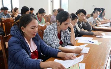 Many workers in Tran Yen District attended the consultation session.