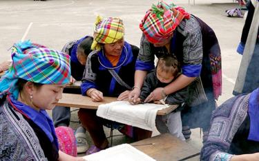 The wax-resist decorative art on fabric of the Hmong people is one of Mu Cang Chai's four nationally recognized intangible cultural heritages.
