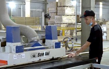 Image: Workers at Thien An Timber Industry Co., Ltd. in the southern industrial zone of Yen Bai province process and manufacture wood products for export. 
