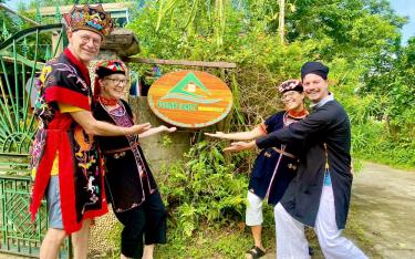 International tourists enjoy traditional Dao ethnic attire in Vu Linh Commune, Yen Binh District.