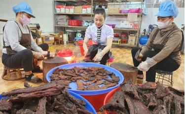 Meat processing at Yen Phuong production facility, Nghia Lo Town. 
