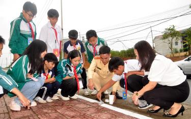 A traffic police officer in Yen Binh District guides students in implementing traffic safety measures.