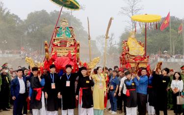 The procession of the Mother Goddess crossing the river at the Dong Cuong Temple Festival