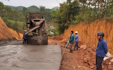 Công trình đường bê tông tổ dân phố 8 chào mừng Đại hội Đảng bộ thị trấn Yên Bình bằng nguồn vốn xã hội hóa gần 600 triệu đồng.