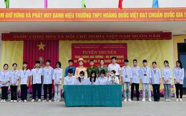 Công an thành phố Yên Bái tổ chức cho học sinh Trường THPT Hoàng Quốc Việt ký kết thực hiện bảo đảm an toàn giao thông.