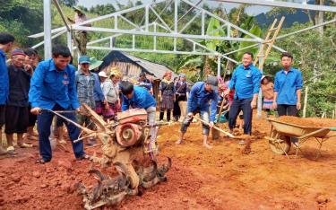 Đoàn viên, thanh niên xã Dế Xu Phình giúp gia đình anh Sùng A Chống, bản Háng Cuốn Rùa, xã Dế Xu Phình san đất, làm nhà ở mới.