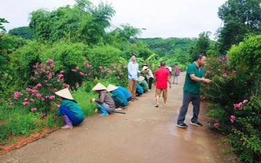 Tuyến đường hoa do nhân dân xã Châu Quế Hạ, huyện Văn Yên chung sức xây dựng, tạo diện mạo mới cho địa phương. (Ảnh: K.T)