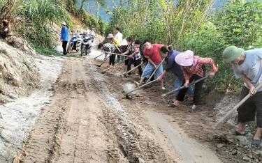 Người dân thôn Ao Sen Lũng, xã Tân Lập, huyện Lục Yên tích cực tham gia làm đường nông thôn.