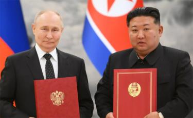 Tổng thống Nga Vladimir Putin và nhà lãnh đạo Triều Tiên Kim Jong-un ký Hiệp định Quan hệ Đối tác Chiến lược toàn diện, ngày 19/6/2024. Ảnh tư liệu