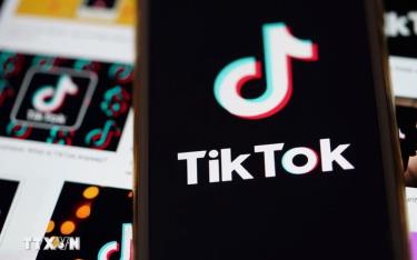 Biểu tượng mạng xã hội TikTok trên màn hình điện thoại ở Virginia, Mỹ.