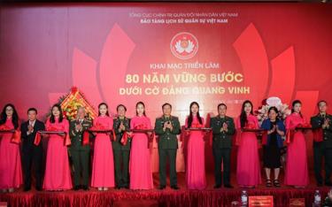 Các đại biểu cắt băng khai mạc link dafabetển lãm.
