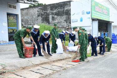 Chiến sĩ trẻ Bộ Tư lệnh Vùng 5 Hải quân phối hợp với các lực lượng trong “Ngày vì môi trường Phú Quốc”.
