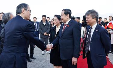 Lễ tiễn Chủ tịch Quốc hội Trần Thanh Mẫn và Phu nhân tại sân bay Nagasaki.