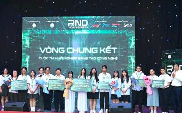Trao giải các dự án khối trung học phổ thông.